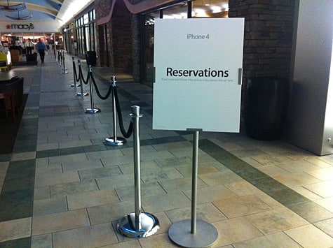 Verizon iPhone 4 launch sees smaller crowds