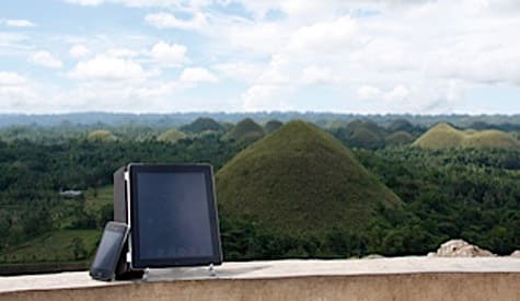 Photo of the Week: iPad 2, iPhone 4 in the Philippines