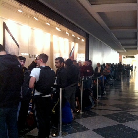 iPhone 5 debuts to typical lines, limited stock