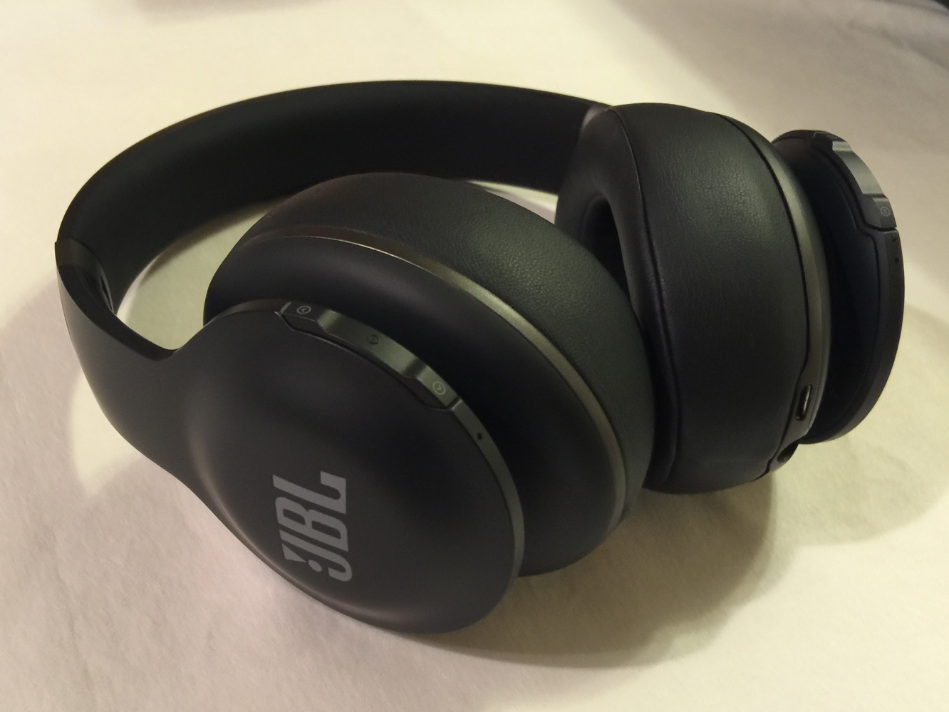 Review: JBL Everest Elite 700 Bluetooth Headphones