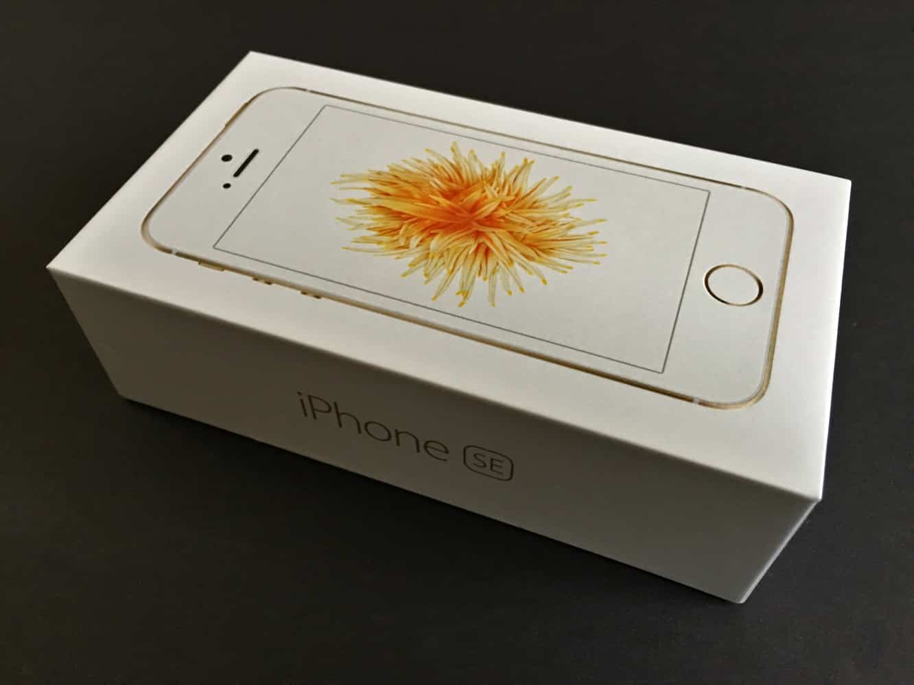 Unboxing the iPhone SE