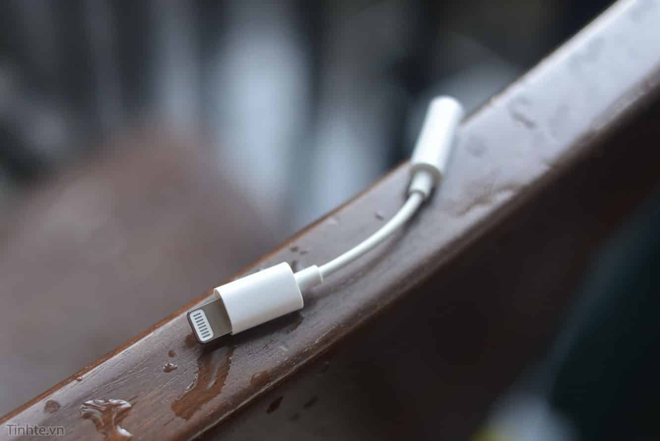 Video purports to show official Lightning to 3.5mm headphone adapter