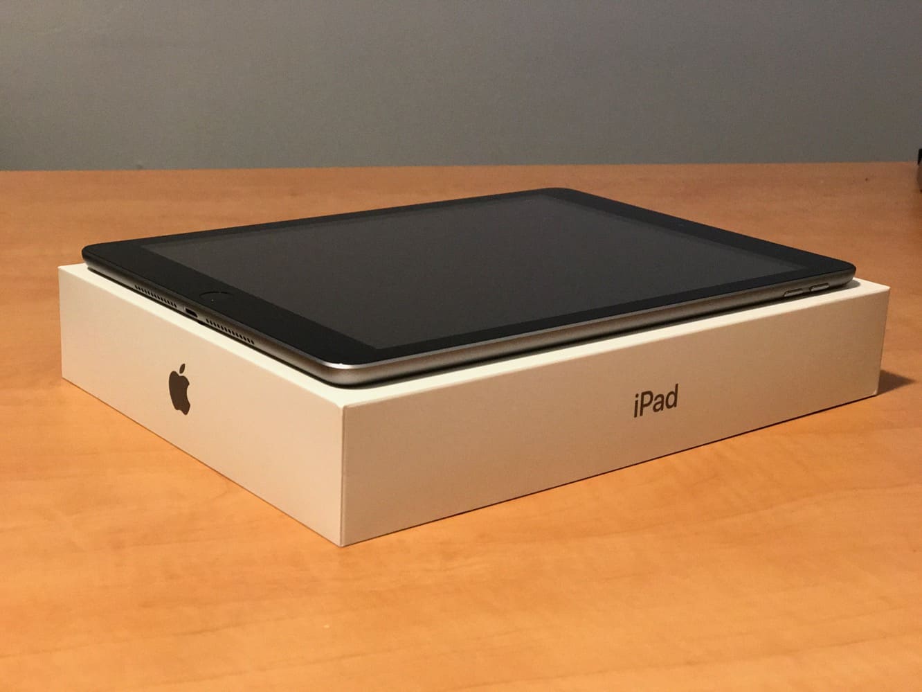 Unboxing the new 9.7-inch iPad