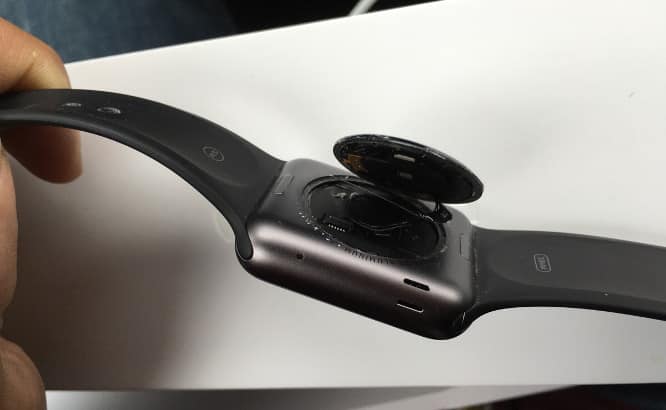 Apple adds three-year coverage to 1st-generation Apple Watches with detached back covers