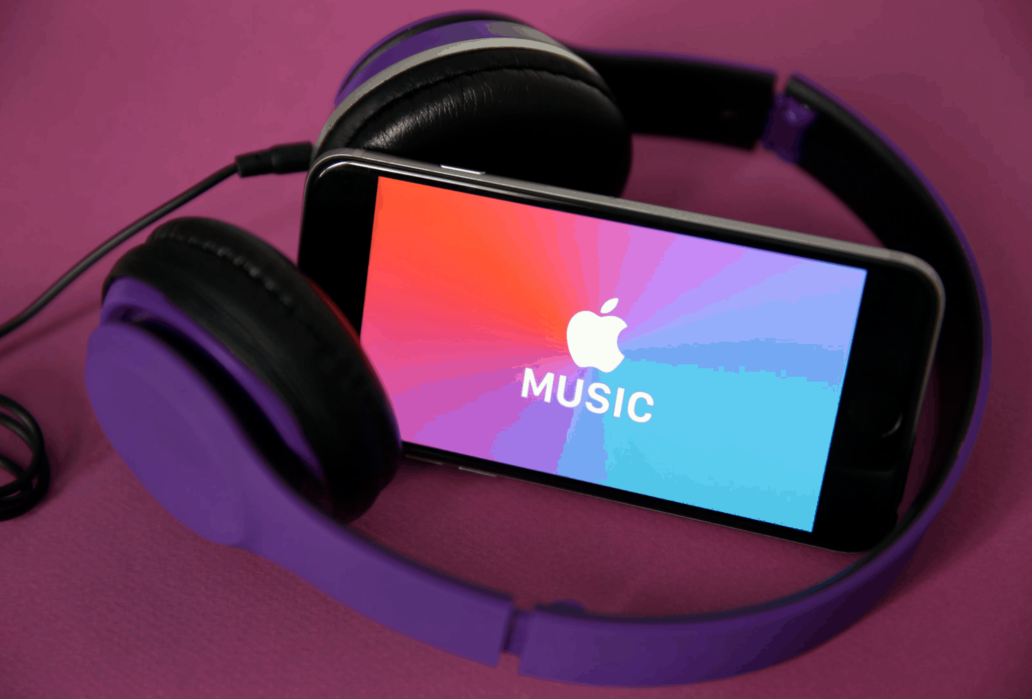 Apple Music on Android gets Dark Mode, Chromecast, Live Lyrics, and more