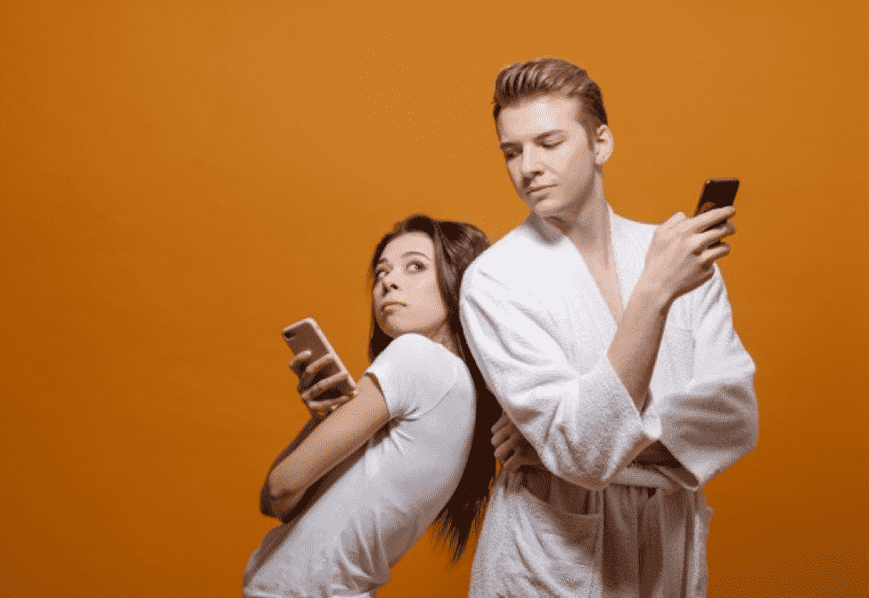 cheating girlfriend phone