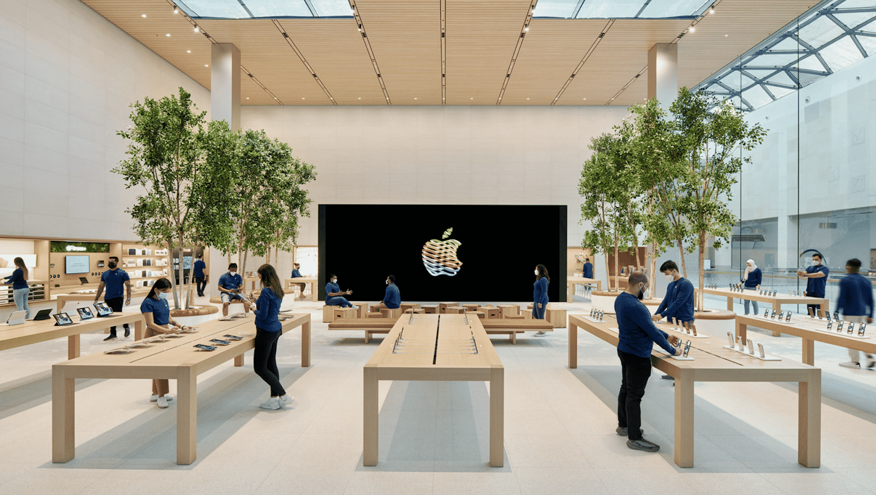 Apple Yas Mall Opens in Abu Dhabi