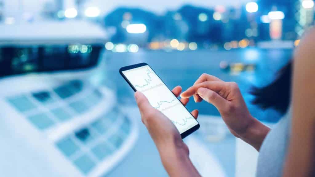 Why A Mobile Phone Is An Essential Device For Those Who Are Interested In Investing And Trading Today