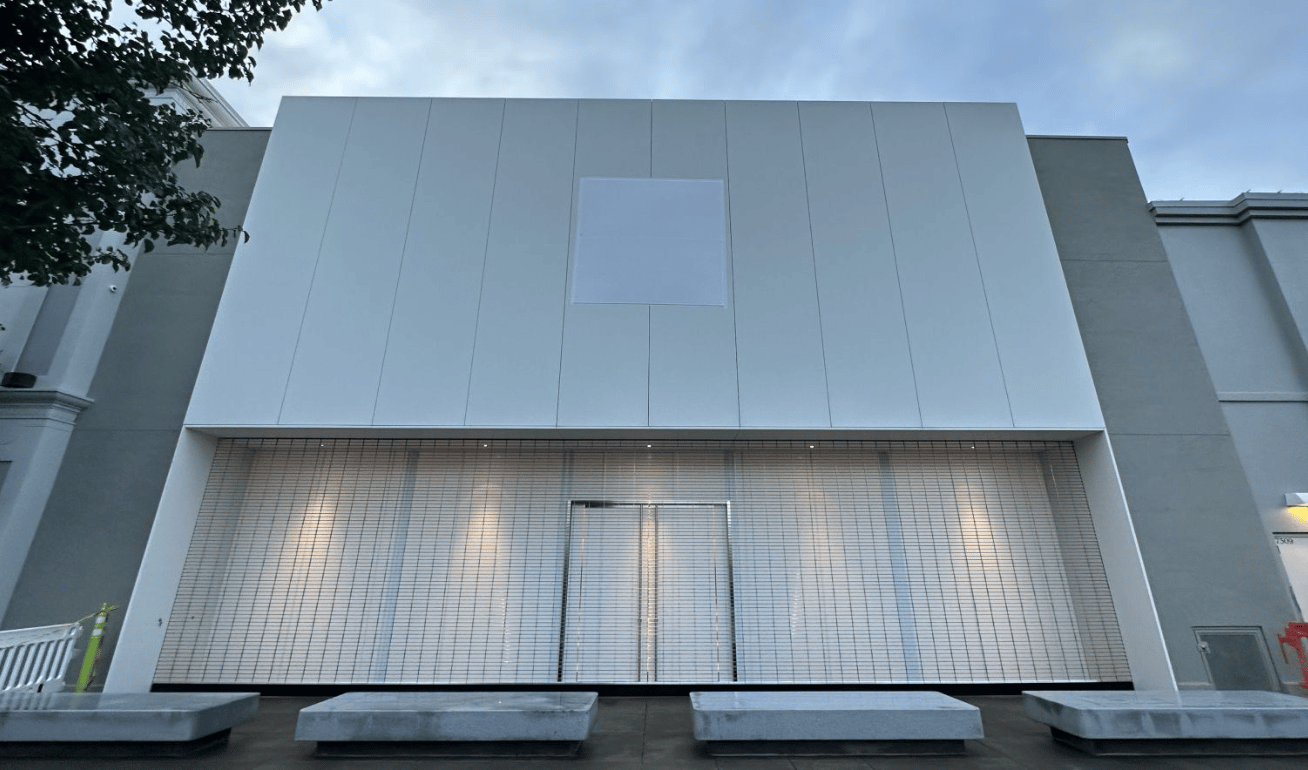 Apple Opens Retail Store