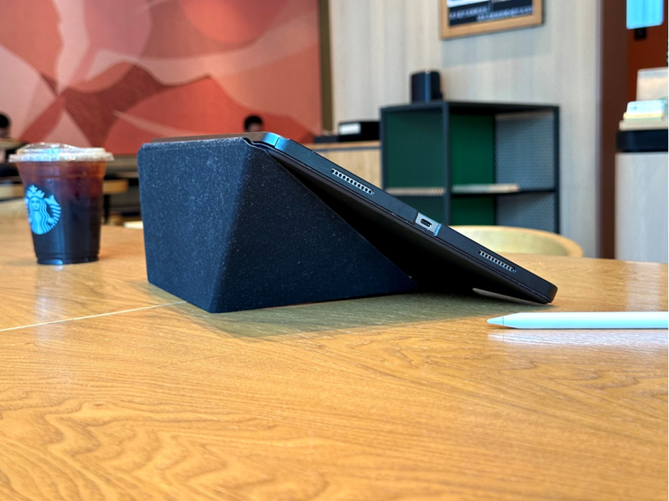 PITAKA MagEZ Folio 2 – A Lightweight, Quality Folding iPad Cover