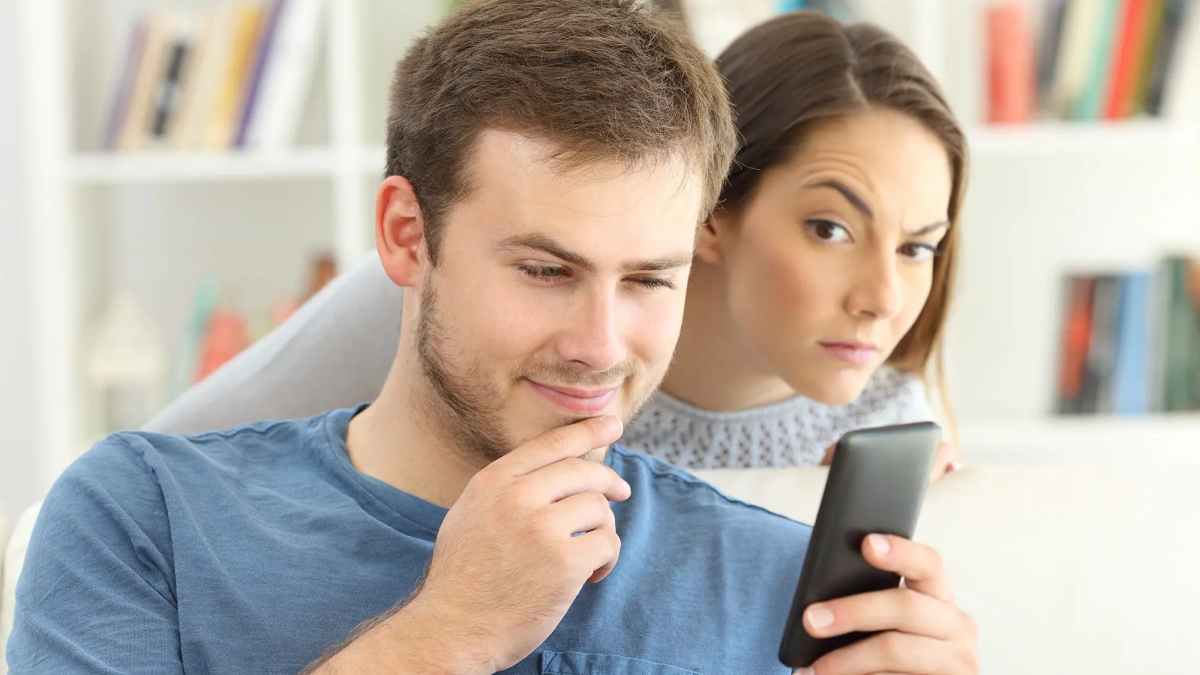 How Do You Know If You're Being Cheated On Using Tech Way?