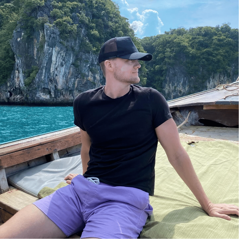 How The New Rich Uses iPhone and AI to Run a Business from Anywhere