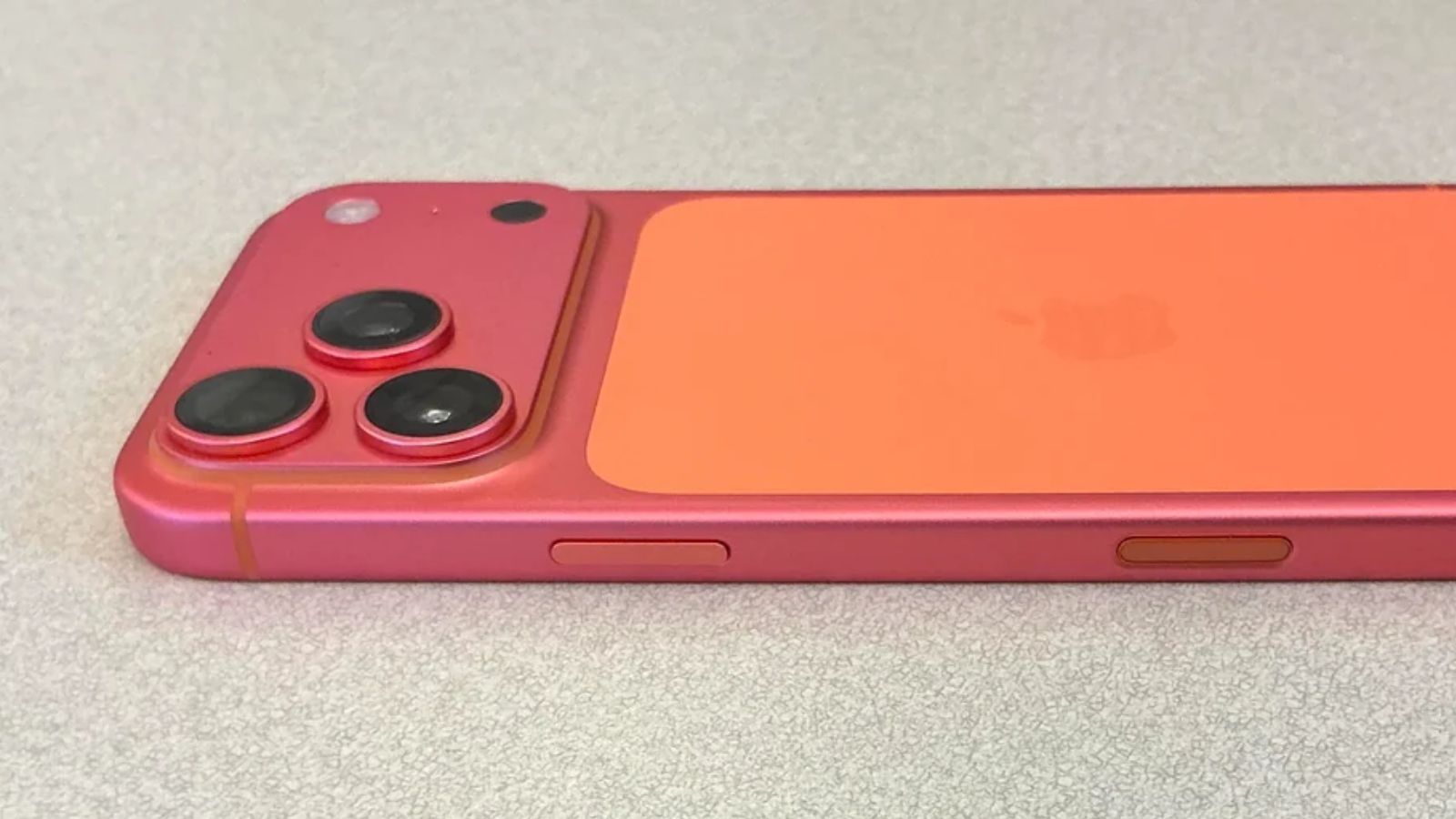 iPhone 17 Pro Cosmic Orange Color Developing Discoloration