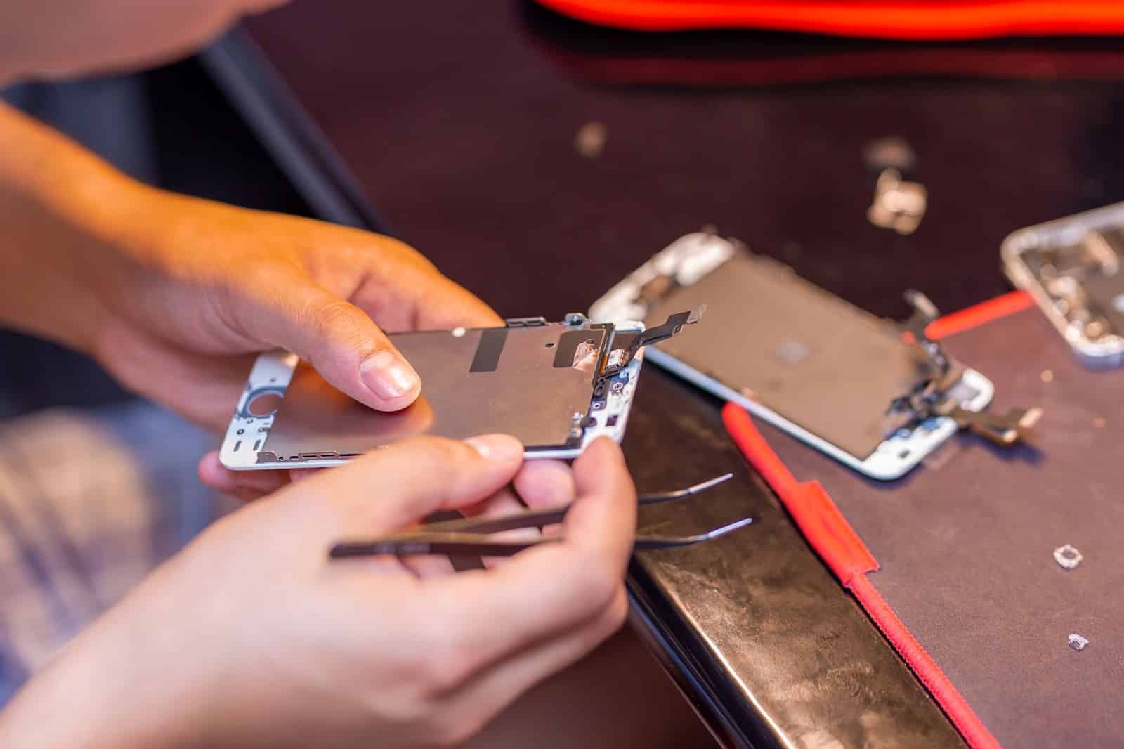 Why Professional iPhone Screen Repair Is Safer and More Cost-Effective Than DIY Fixes