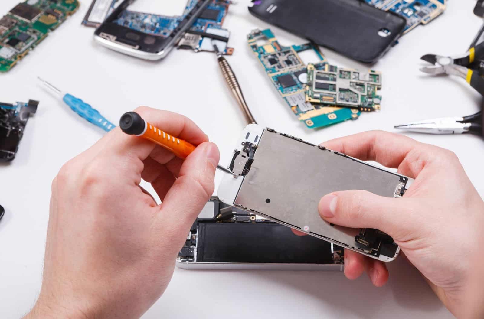 Why Professional iPhone Screen Repair Is Safer and More Cost-Effective Than DIY Fixes